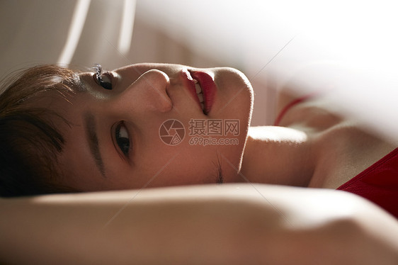 美妆女性躺着脸部特写图片