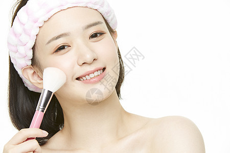 使用化妆刷的美妆护肤女性图片