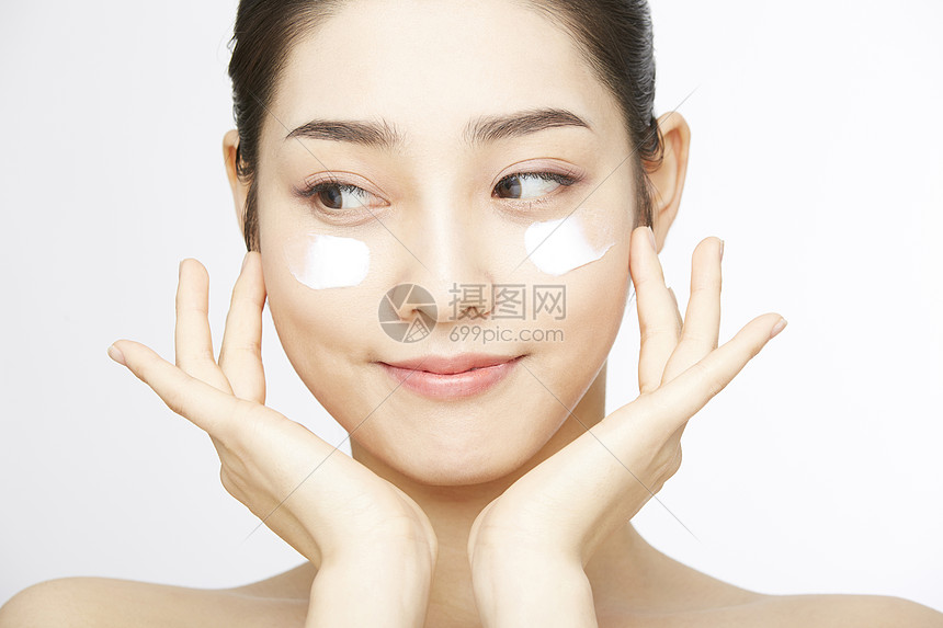 面部涂面霜的护肤女性图片