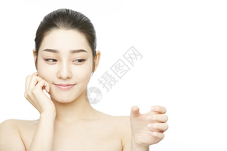 女性拿着化妆品的手势图片