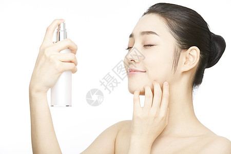 使用喷雾补水的护肤女性图片