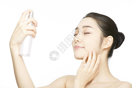 使用喷雾补水的护肤女性高清图片