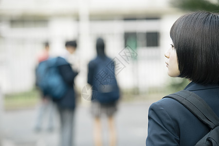 背着书包上学的高中生图片