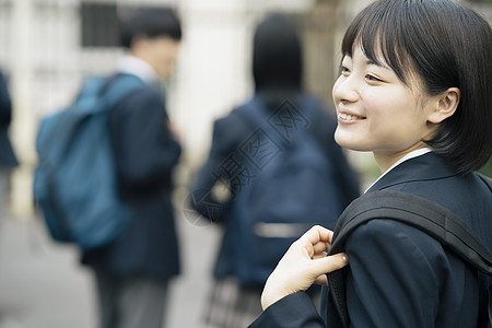 背着书包上学的高中生图片