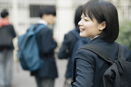 背着书包上学的高中生图片