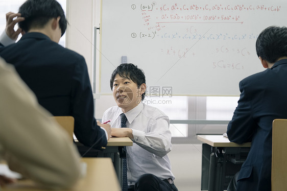 教室高中生在学习图片