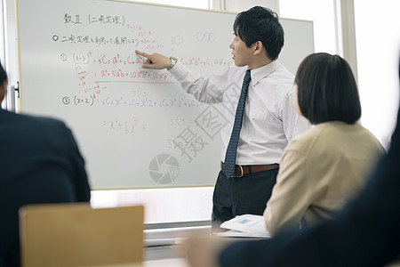 课堂上的老师和学生图片