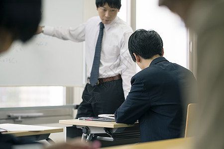 课堂上的老师和学生图片