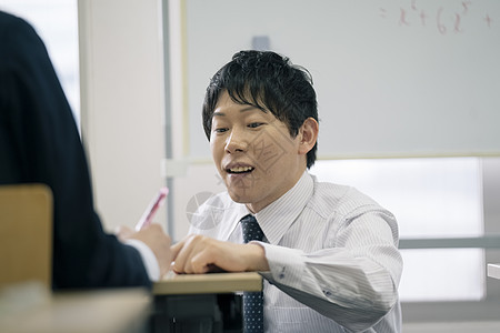 老师指导学生学习图片