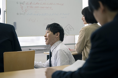 教室上老师辅导学生图片