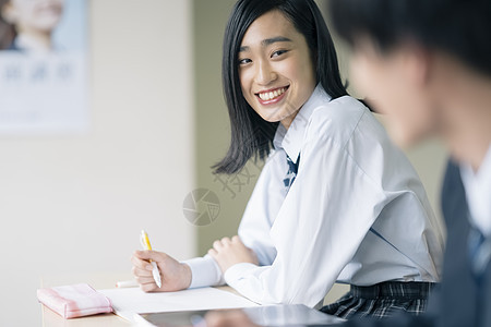 教室上课的学生们和老师图片