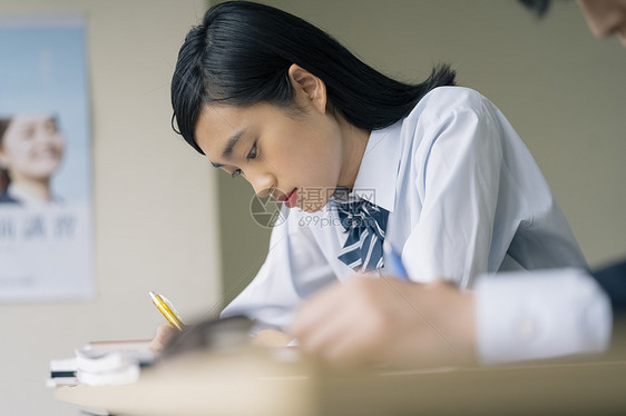 教室高中生在学习图片