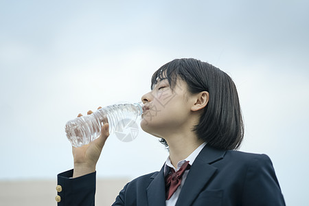 年轻小姑娘高中学生屋顶喝水图片