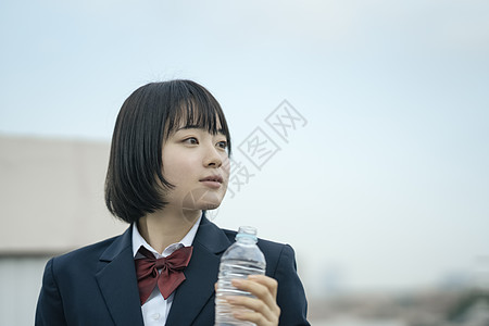 年轻小姑娘高中学生屋顶喝水图片