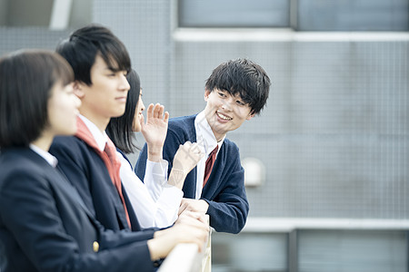 女生跟男生说话亲密朋友男孩男女高中学生屋顶的朋友背景