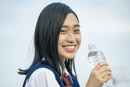 喝歌喉青少年高中学生屋顶补水图片