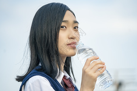 小姑娘女孩中暑高中学生屋顶补水图片