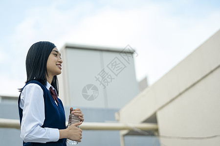 1人年轻人保湿高中学生屋顶补水图片