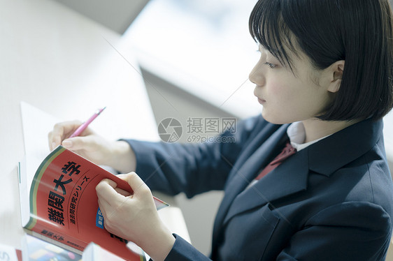 年轻高中生在教室学习图片