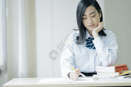 一人高中女生女士高中生学习补习班预备学校图片