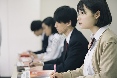 年轻人4人朋友高中生学习补习班预备学校图片