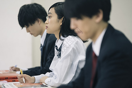 朋友考试中的学生大学高中生学习补习班预备学校图片