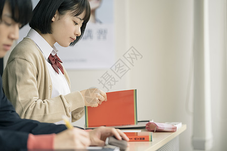 中学校服女生教室学习图片