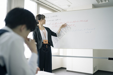 中学女老师教室辅导学生图片