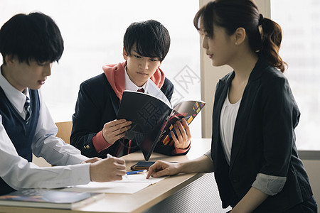 中学女老师教室辅导学生作业图片