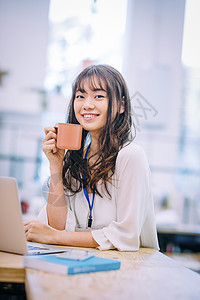 创意办公室喝茶休息的女人图片