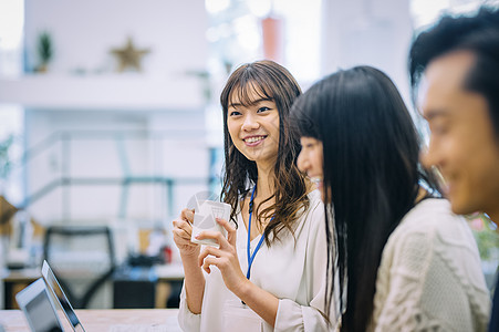 创意办公室业务的女人图片