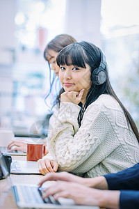 女人带耳机工作图片