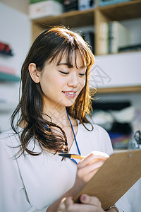 创意办公室的美丽女人图片