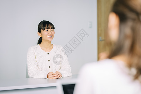 女人在面试现场图片