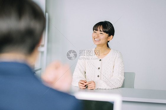 女人在面试现场图片