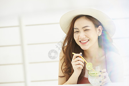 夏日美女户外喝下午茶饮品图片
