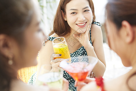 户外旅游度假愉快的女人喝饮料图片