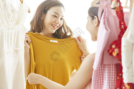 特卖朋友穿搭女服装购物图片