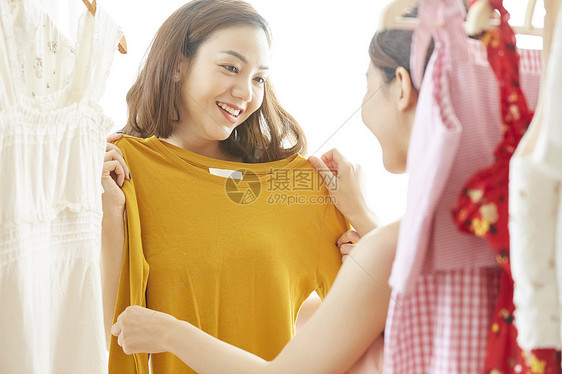 特卖朋友穿搭女服装购物图片