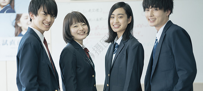 在上补习班的日本高中学生图片