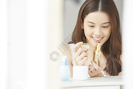 居家化妆护肤的阳光女孩图片