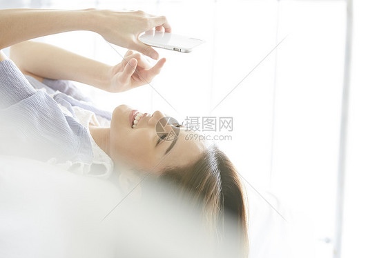 美女在床上打电话图片