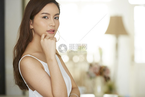 性感漂亮的居家美妆女孩图片