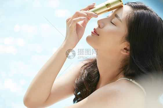 简约干净的女性美容护肤形象图片