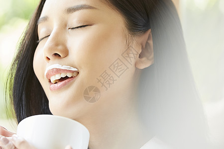 漂亮的女孩在喝咖啡图片