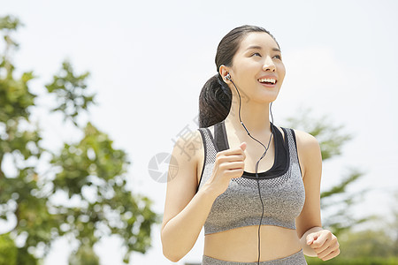 阳光开朗的户外运动的年轻女孩图片