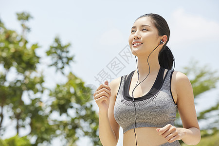 阳光开朗的户外运动的年轻女孩图片