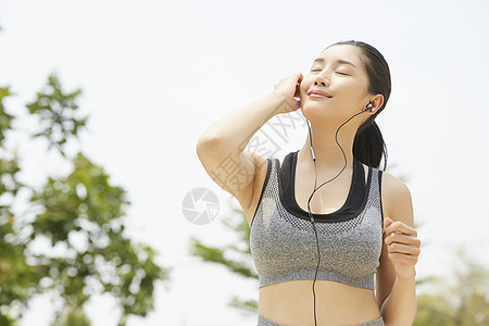 阳光开朗的户外运动的年轻女孩图片