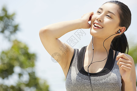 阳光开朗的户外运动的年轻女孩图片