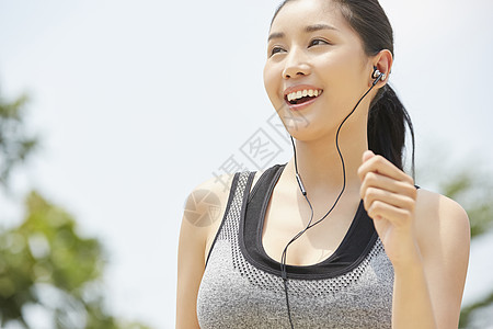 阳光开朗的户外运动的年轻女孩图片